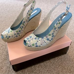 BANDOLINO MULTI BLUE FLORAL FABRIC SLINGBACK SANDALS